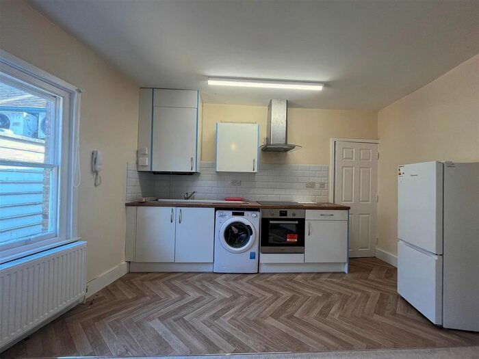 1 Bedroom Flat To Rent In Sun Street, Waltham Abbey, EN9