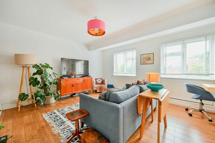 2 Bedroom Flat To Rent In Clayponds Gardens, South Ealing, London, W5