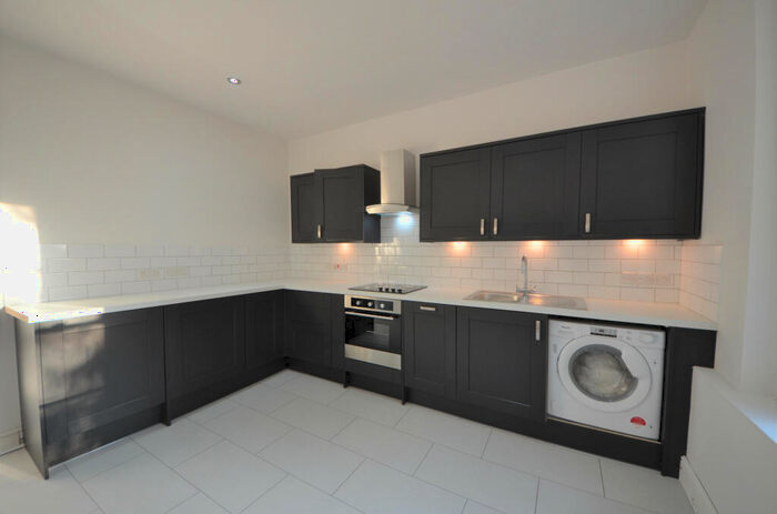 3 Bedroom Apartment To Rent In Caledonian Road, Islington, N1