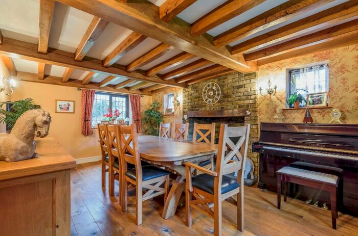 4 Bedroom Detached House For Sale In Waldens Road Orpington, BR5