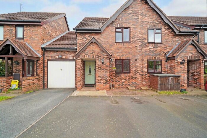 2 Bedroom Town House To Rent In Hertford Way, Knowle, B93