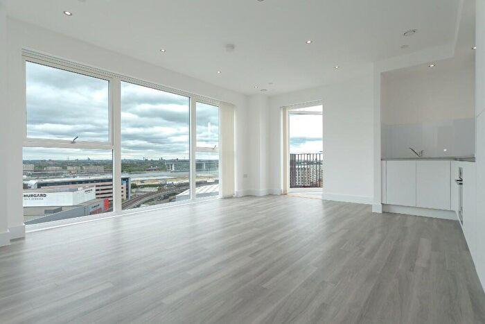 3 Bedroom Flat To Rent In Thames Road, London, E16