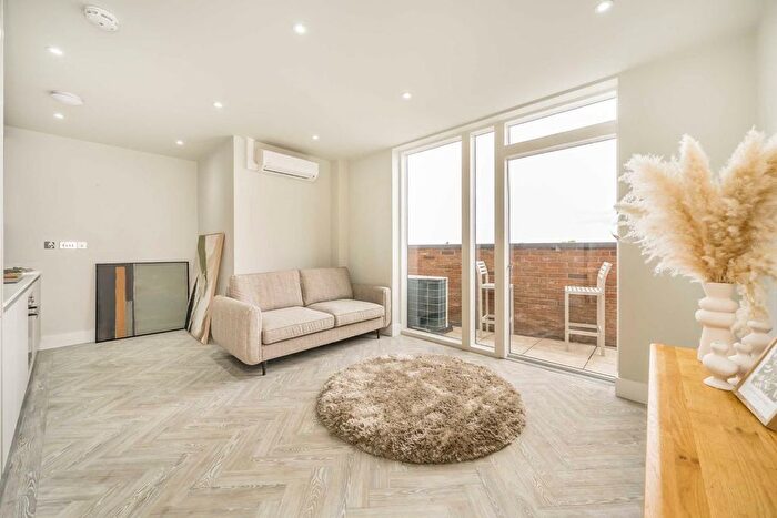 1 Bedroom Flat For Sale In Sandycombe Road, Richmond, TW9
