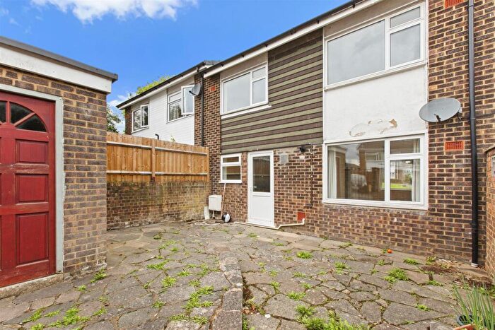 3 Bedroom Semi Detached House For Sale In Hithercroft Road, High Wycombe, HP13