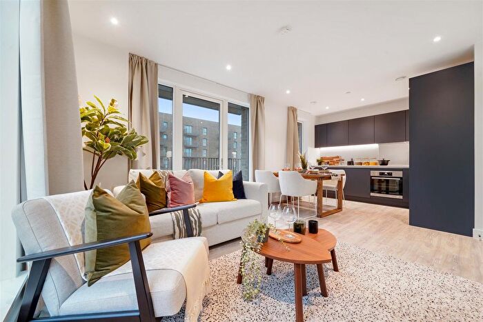 1 Bedroom Flat For Sale In Green Square, Lampton Parkside, TW3