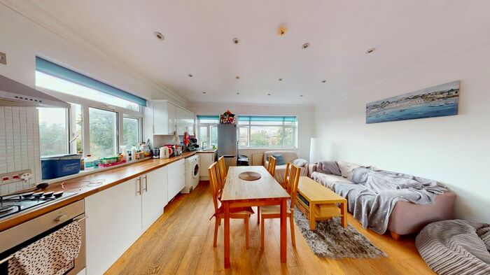 3 Bedroom Flat To Rent In Queens Drive, London, N4