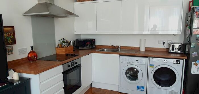 2 Bedroom Flat To Rent In The Drive, Cranbrook, Ilford, IG1