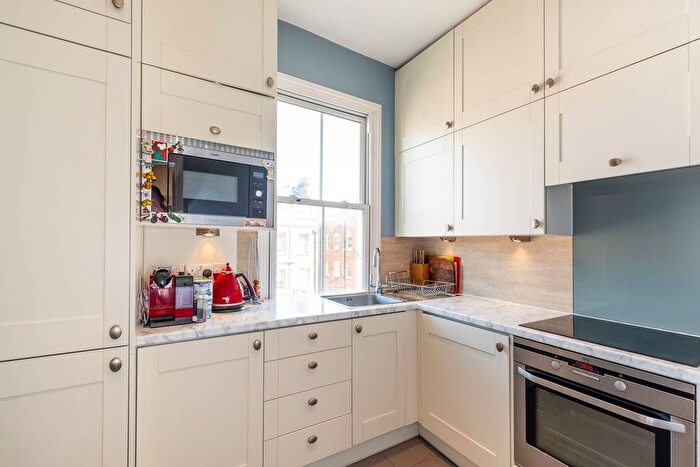 2 Bedroom Flat To Rent In Warwick Road, Earls Court, London, SW5