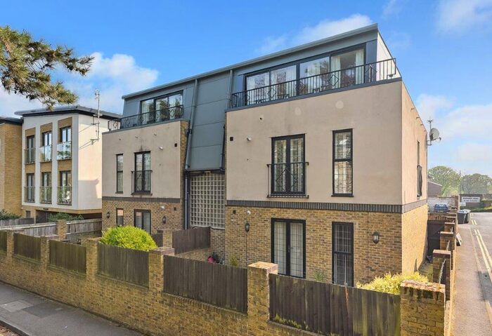 2 Bedroom Flat To Rent In Orme Court, The Crescent, Sidcup, DA14