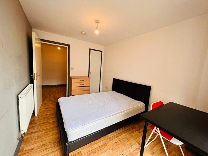 3 Bedroom Flat To Rent In Raven Row, Noor Court, E1