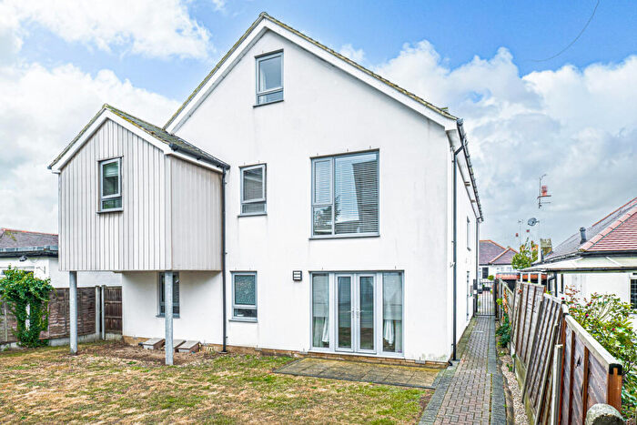 2 Bedroom Flat For Sale In Pavilion Drive, Leigh-on-sea, SS9