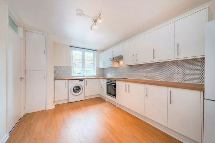 3 Bedroom Flat To Rent In Lockwood Square, London, SE16