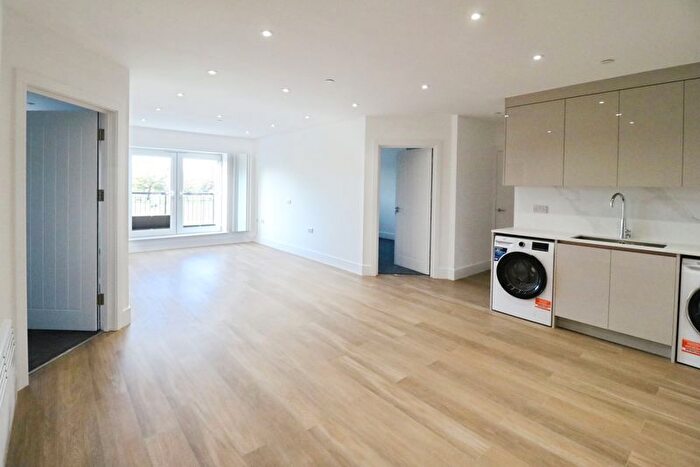 2 Bedroom Property To Rent In High Street, Slough, SL3