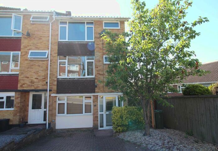 3 Bedroom Semi-Detached House To Rent In The Vale, Brentwood, CM14