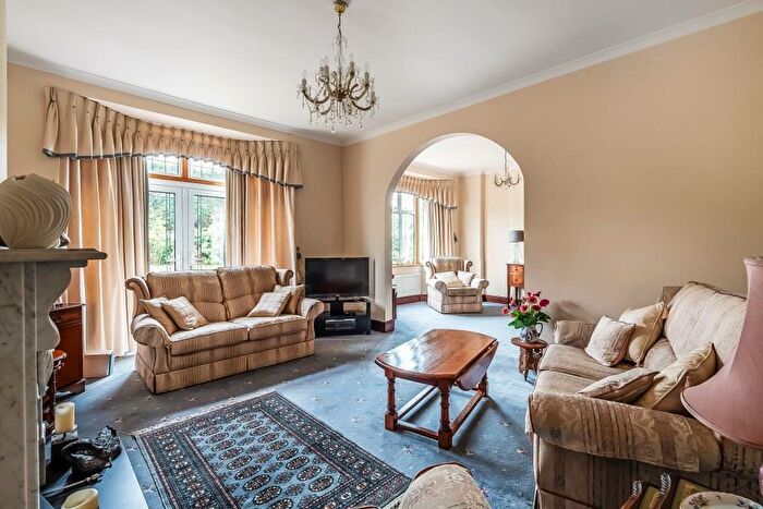 4 Bedroom Detached House For Sale In Meadowside, Great Bookham, KT23
