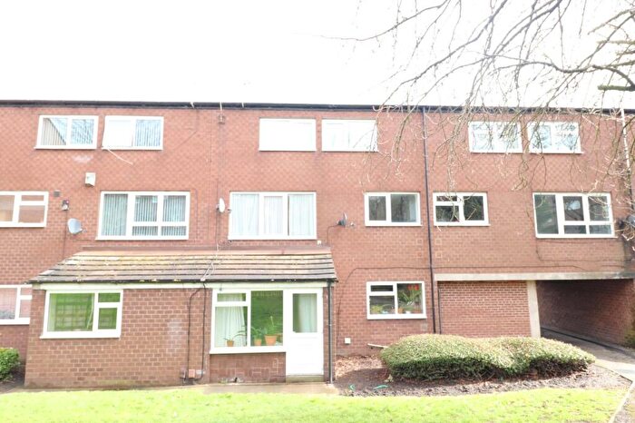 3 Bedroom Flat To Rent In Snowden Vale, Leeds, West Yorkshire, LS13