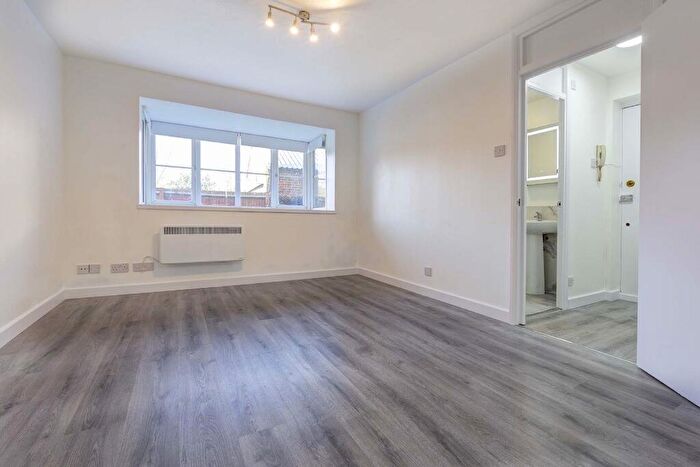 Flat To Rent In Boleyn Way, Barnet, North London, EN5
