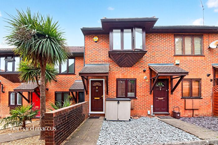 3 Bedroom Terraced House For Sale In Avenue Road, London, N12