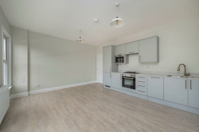 2 Bedroom Flat To Rent In Brockley Rise, London, SE23