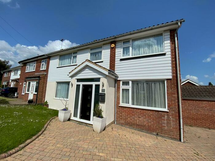 4 Bedroom Semi-Detached House To Rent In Quakers Close, Hartley, Longfield, DA3