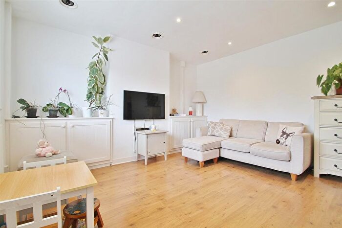 2 Bedroom Maisonette To Rent In Wheatley Road, Isleworth, TW7