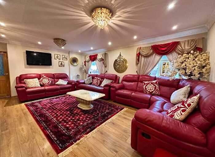 4 Bedroom Semi-detached House To Rent In Walsall Road, Wednesbury, WS10