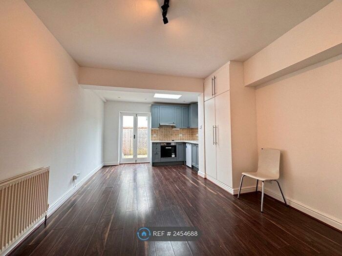 Studio To Rent In Park Parade, London, NW10