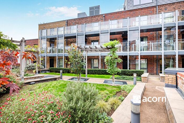 2 Bedroom Flat To Rent In Lamb Walk, London, SE1