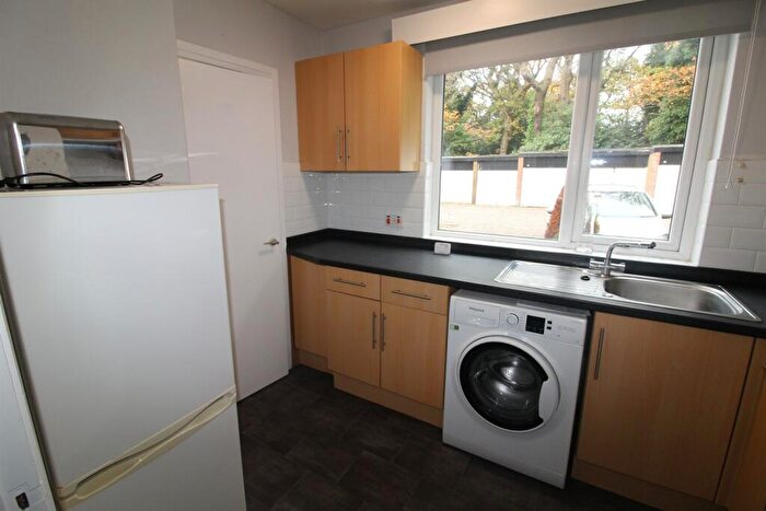 2 Bedroom Apartment To Rent In Foxhill Court, LS16