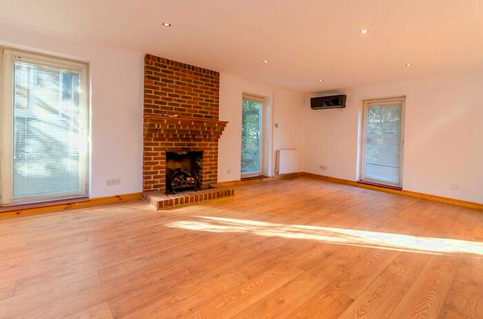 3 Bedroom Detached House To Rent In Waverley Drive, Chertsey, KT16