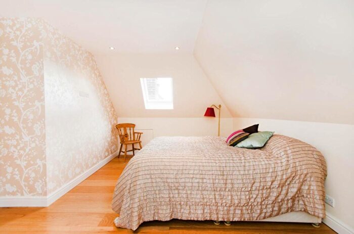 3 Bedroom Flat For Sale In Teignmouth Road, Mapesbury Estate, London, NW2