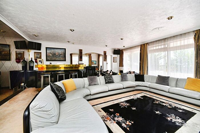 4 Bedroom Detached House For Sale In The Cliff, Brighton, BN2