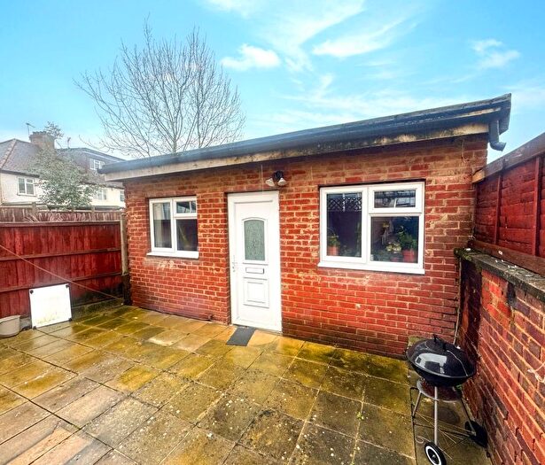 1 Bedroom Flat For Sale In Garden Flat, Glebe Crescent, Hendon, NW4