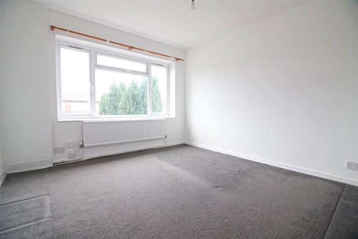 2 Bedroom Flat To Rent In Shelley Close, Hayes, UB4
