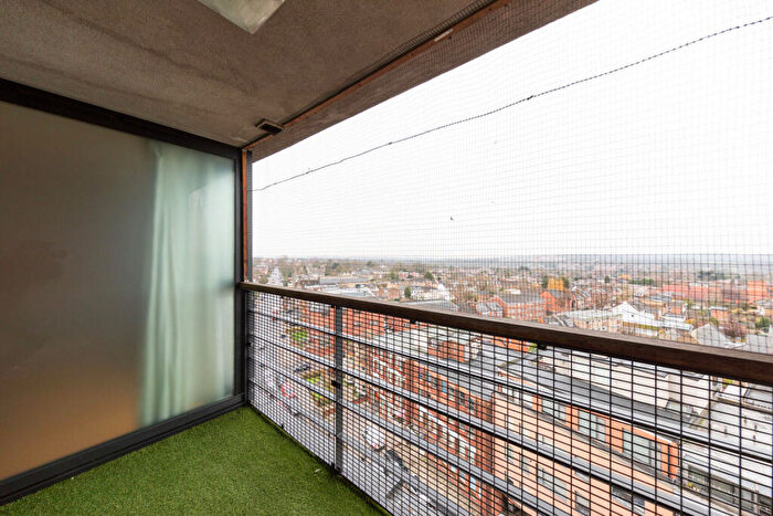 2 Bedroom Flat To Rent In Tally Ho Corner, London, N12