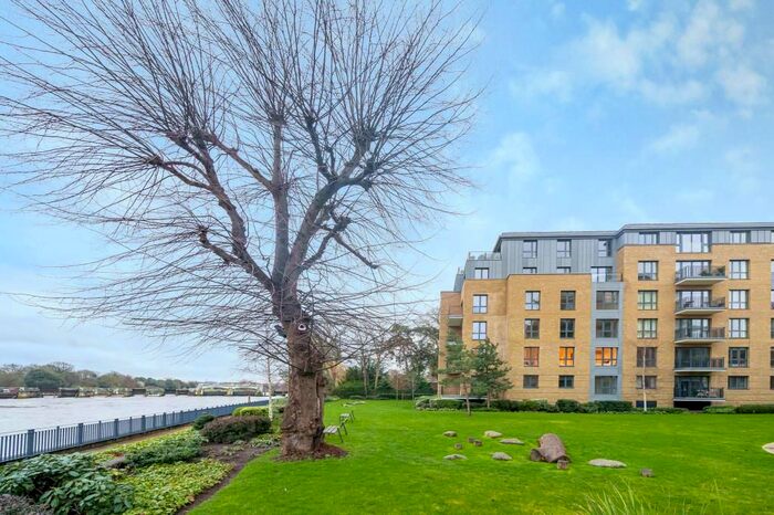 3 Bedroom Flat To Rent In Teddington Riverside, Teddington, TW11