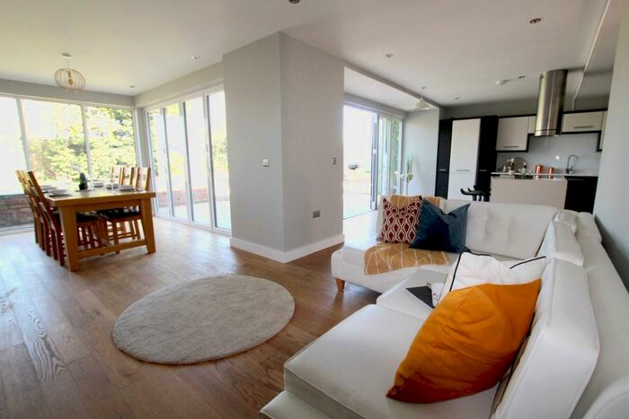 4 Bedroom Semi-Detached House To Rent In Newbury Drive, M41