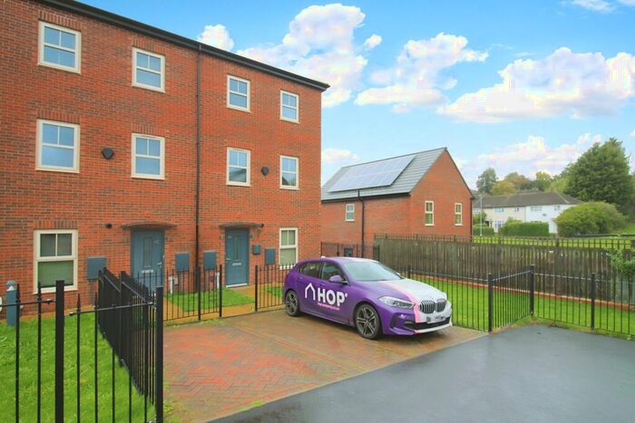 2 Bedroom Town House To Rent In Cardwell Road, Seacroft, Leeds, LS14