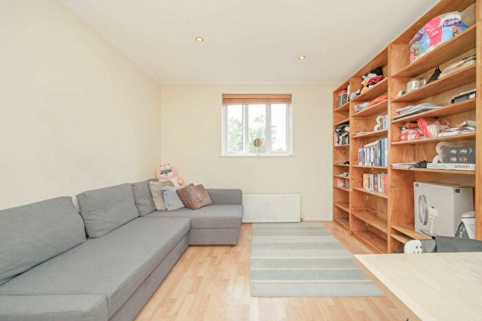 1 Bedroom Flat To Rent In Sinclair Road, London, W14