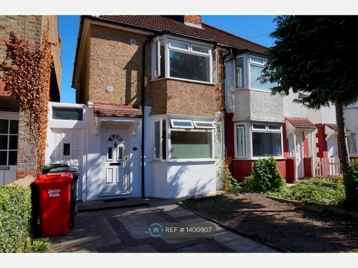 3 Bedroom Semi-Detached House To Rent In Grays Road, Slough, SL1