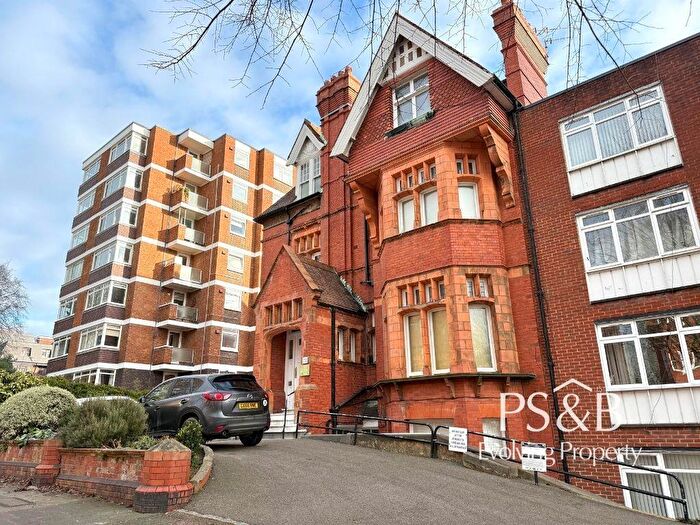 2 Bedroom Flat To Rent In The Drive, Hove, BN3