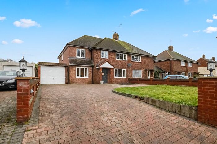 4 Bedroom Semi-Detached House For Sale In Tanyard Cottages, Tanyard Hill, Shorne, DA12