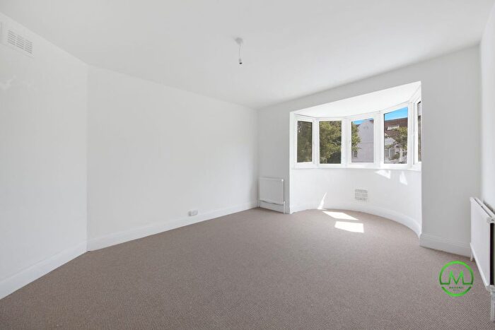 2 Bedroom Flat For Sale In Hallswelle Road, London, NW11