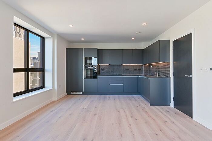 2 Bedroom Flat To Rent In Middle Road, London, W7