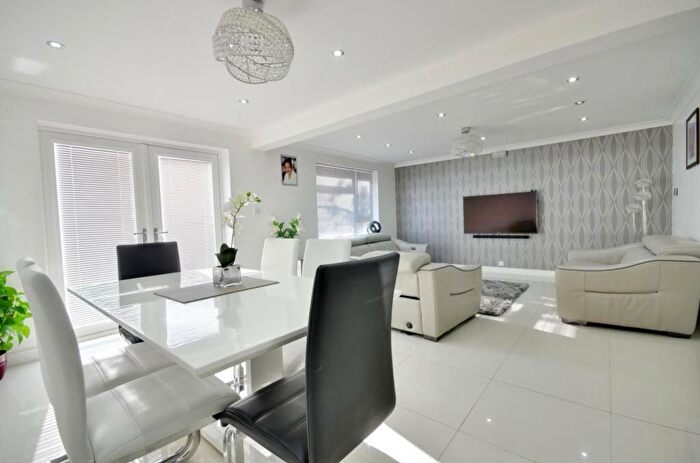 4 Bedroom End Of Terrace House To Rent In Valley Road, Uxbridge, UB10
