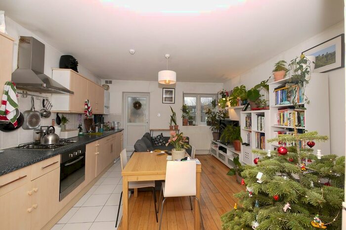 2 Bedroom Flat To Rent In Mare Street, London, Greater London E8