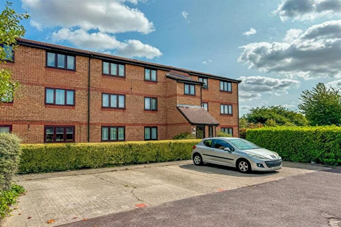 1 Bedroom Flat To Rent In Bedroom Top Floor Flat In Rochford, SS4