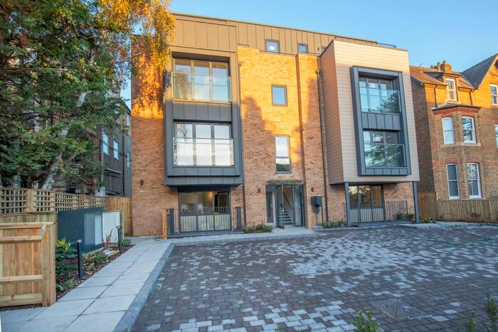 2 Bedroom Flat To Rent In The Avenue, Berrylands, Surbiton, KT5