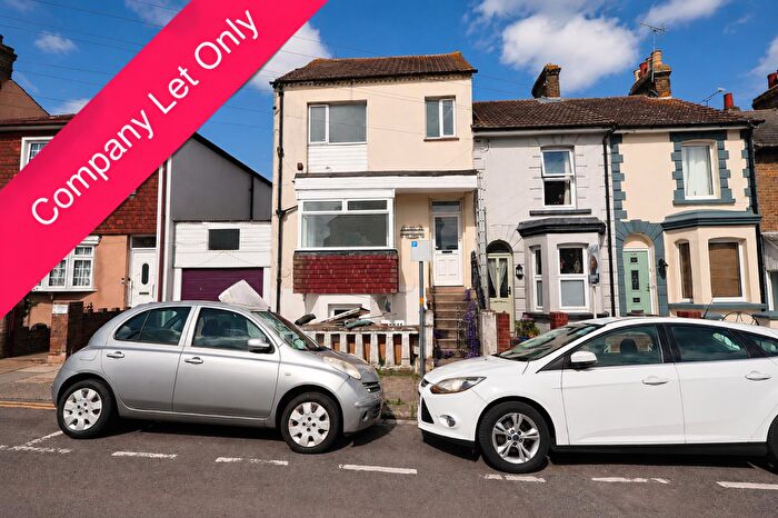 6 Bedroom House To Rent In Saxton Street, Gillingham, ME7