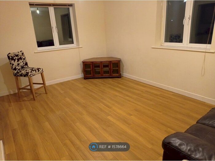2 Bedroom Flat To Rent In Yoxford Court, Chadwell Heath, Romford, RM6